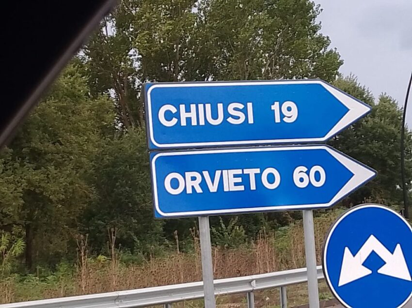 MA QUANTO DISTA CHIUSI DA MOIANO? QUANDO I CARTELLI STRADALI FANNO PUBBLICITA’ INGANNEVOLE