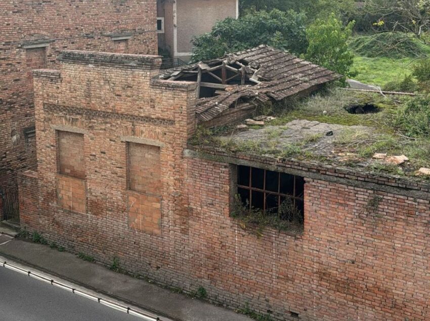 CHIUSI, EX FORNACE: CROLLA UN TETTO A RIDOSSO DI VIA OSLAVIA. LA STRADA E’ SICURA?