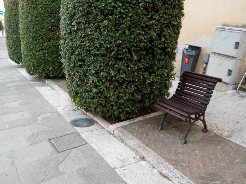 LE PANCHINE MONOPOSTO: SE I COMUNI METTONO IN SCENA L’ELOGIO DELLA SOLITUDINE