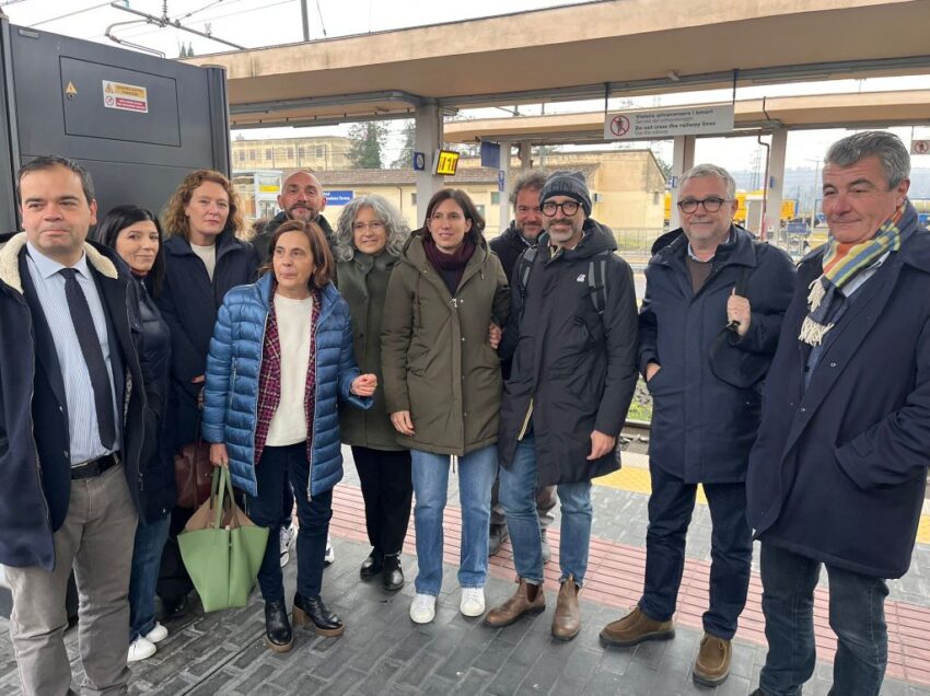 ELLY SCHLEIN, L’ASSESSORE REGIONALE BACCELLI E I VERTICI TOSCANI DEL PD ALLA STAZIONE DI CHIUSI. SI SONO ACCORTI CHE E’ UN NODO DA SALVARE E VALORIZZARE?