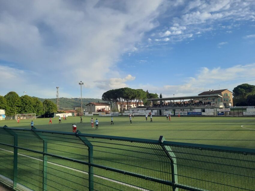 IL PALLONE CHE ROTOLA TRA FANGO, SUDORE, PENSIERI E PAROLE.