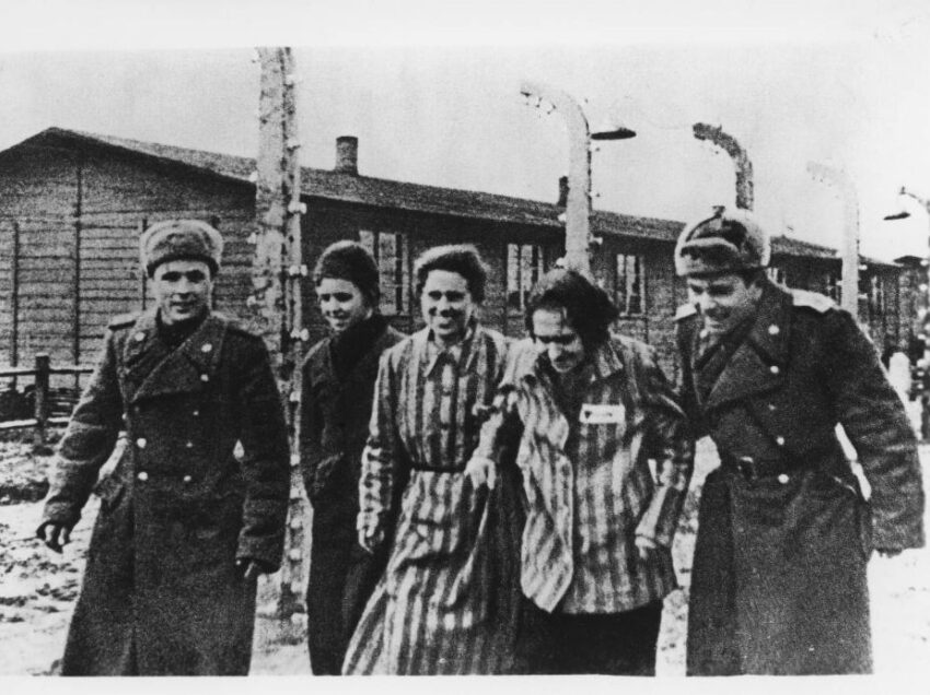 GIORNO DELLA MEMORIA: DIRE CHE AUSCHWITZ FU LIBERATO DALL’ARMATA ROSSA E’ FUORILEGGE?