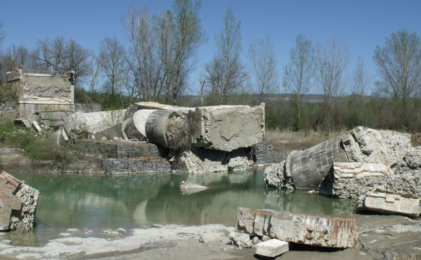 PONTE A NOVE LUCI SULL’ORCIA. LA REGIONE TOSCANA STANZIA 13 MILIONI PER RICOSTRUIRLO. I COMITATI: “SONO TROPPI, SI PUO’ SPENDERE MOLTO MENO!”