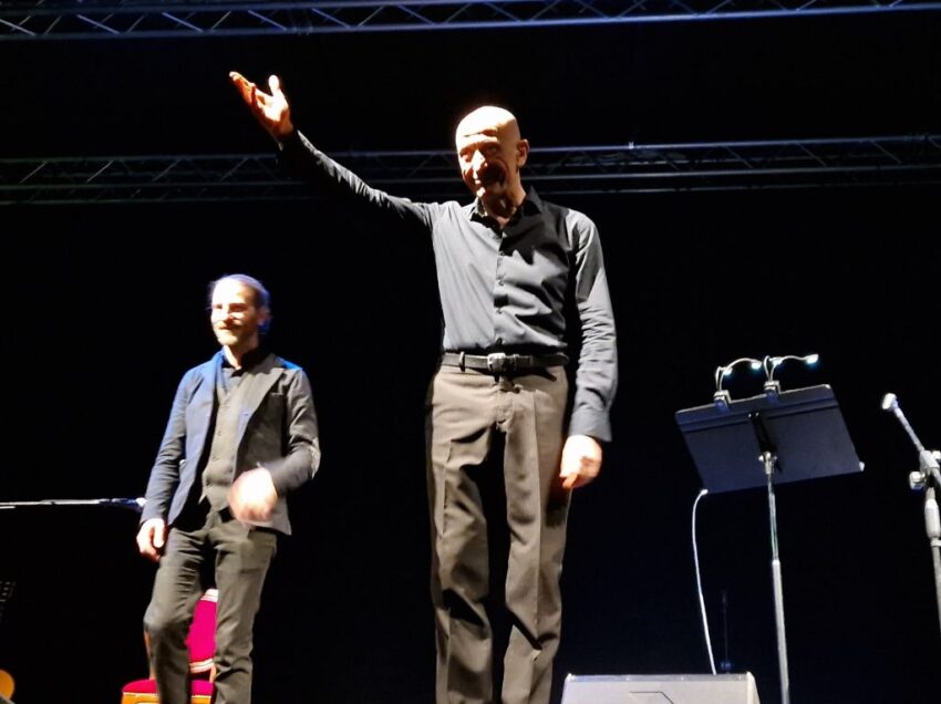 MONTEPULCIANO, RIAPERTA CON CAUTELA LA SALA EX MACELLI. APPLAUSI PER PEPPE SERVILLO E IL SUO “MARCOVALDO”
