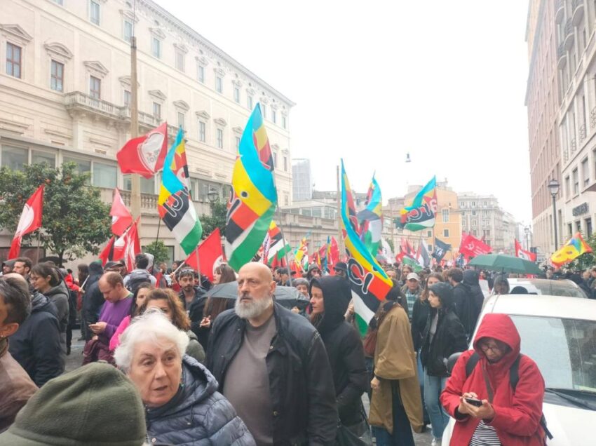 LE DUE PIAZZE DI ROMA. DUE MODI DI INTENDERE LA PACE: UNO CHIARO, UNO TROPPO BLU