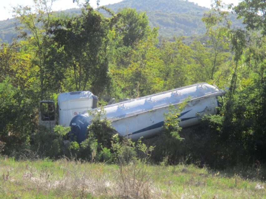 GRAVE INCIDENTE SULLA PIEVAIOLA: TIR SCIVOLA NELLA SCARPATA, DUE FERITI. IL NODO INFRASTRUTTURE TORNA SOTTO I RIFLETTORI