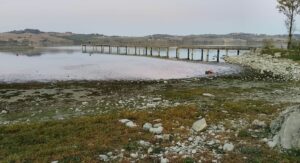 LAGO DI CHIUSI, LIVELLO MOLTO BASSO. MA E’ SOLO PER CONSENTIRE DEI LAVORI SULLE SPONDE