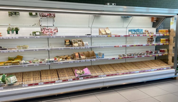 SCAFFALI VUOTI NEI SUPERMERCATI, FRUTTA E VERDURA COMINCIANO A SCARSEGGIARE. LA PROTESTA DI CAMIONISTI E AGRICOLTORI SI FA SENTIRE